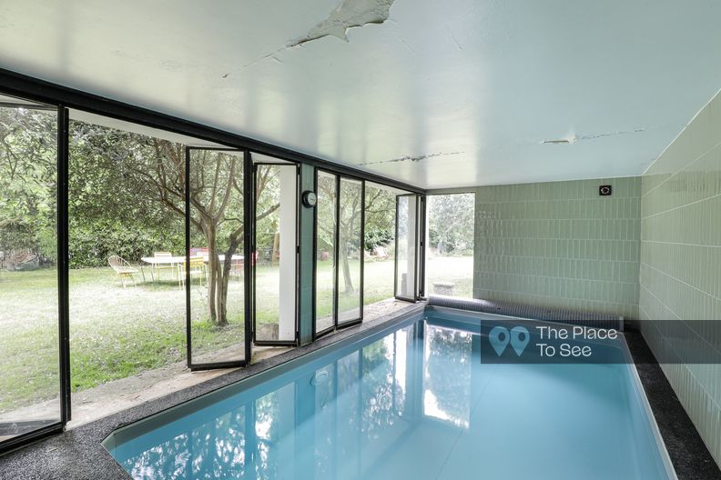 Maison d'architecte des années 30 avec piscine intérieure