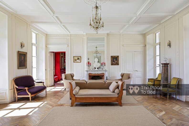 Beautiful estate country house with a classic Parisian style