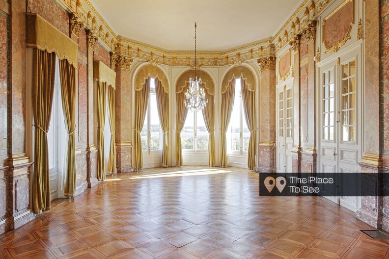 18th Century castle with outstanding reception rooms