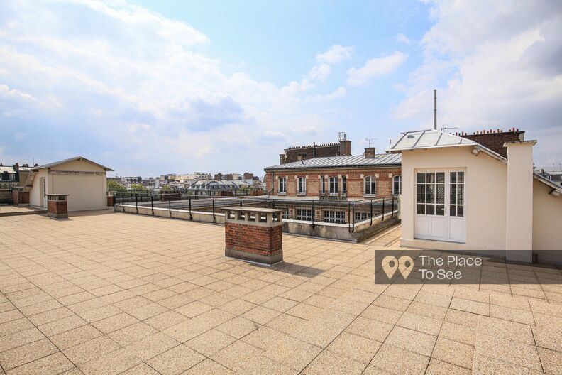Ecole d'art avec ateliers, bibliothèque, toit-terrasse et cour