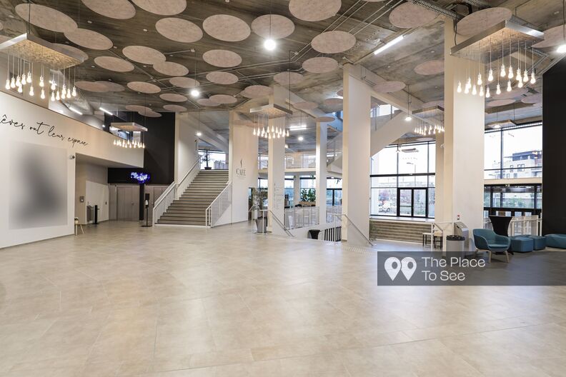 Espace culturel avec salle de spectacle, rooftop, restaurant...