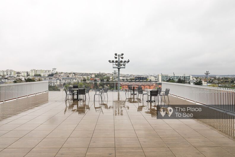 Espace culturel avec salle de spectacle, rooftop, restaurant...