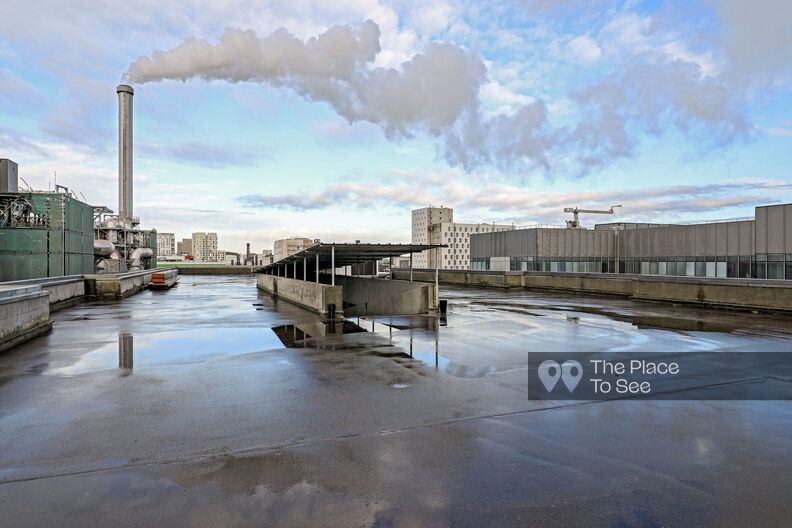 Parking en étages béton avec grand toit terrasse 