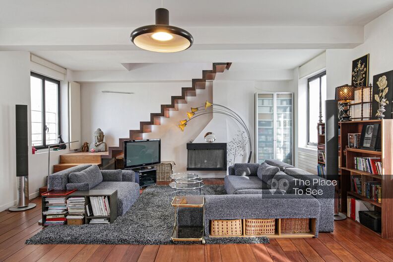 Pop style triplex, veranda and furnished rooftop