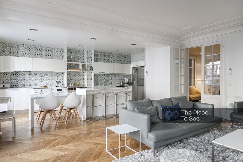 Haussmannian apartment with open-plan kitchen 