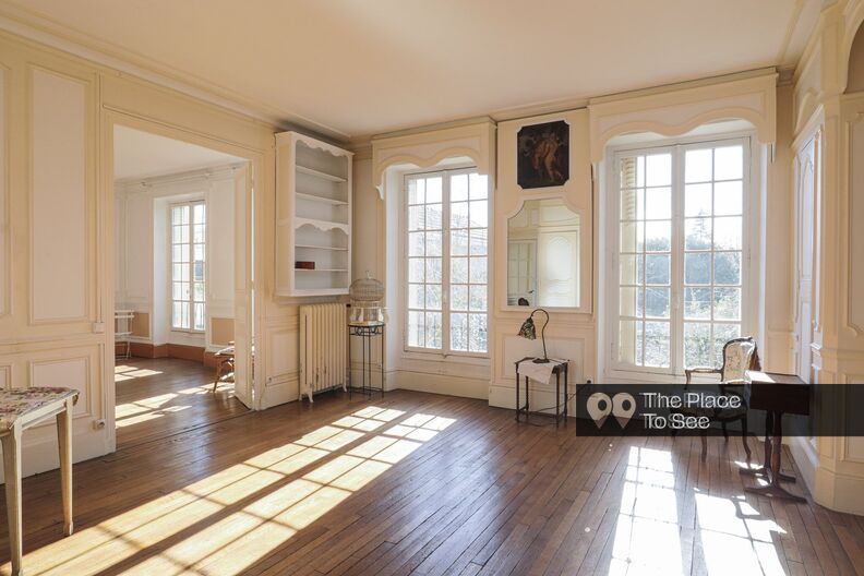 Empty apartment in a private mansion 