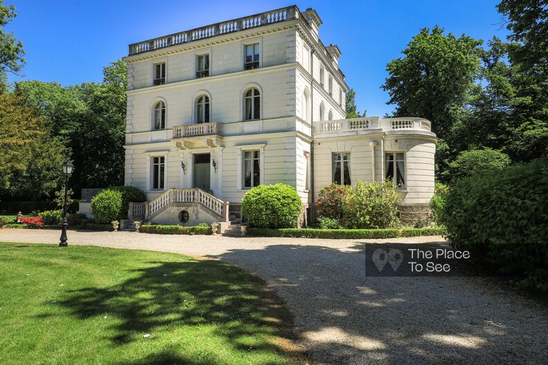 Neo-classic chic mansion