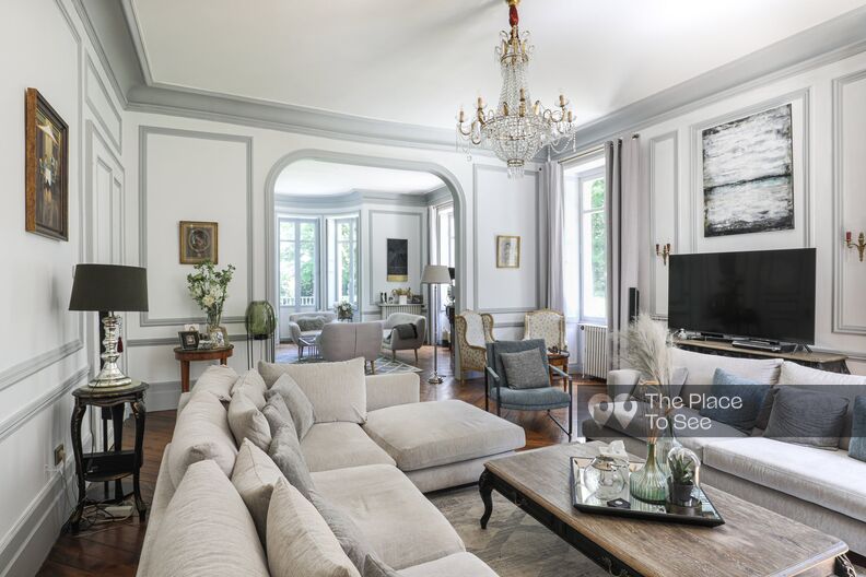 Neo-classic chic mansion