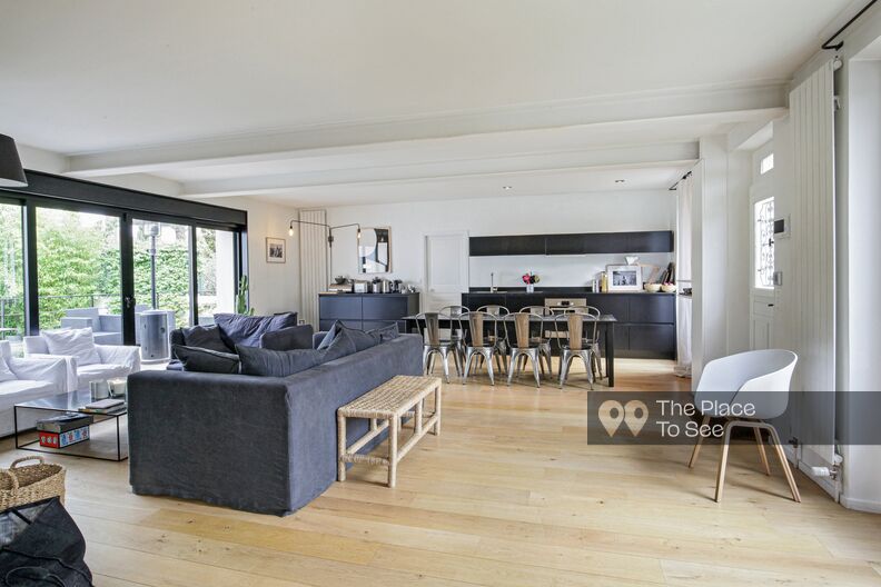 Modernly decorated town house 