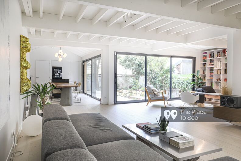 Contemporary cabin in Paris