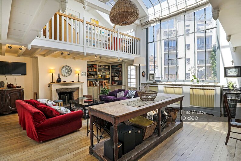 Loft with magnificent industrial bay window