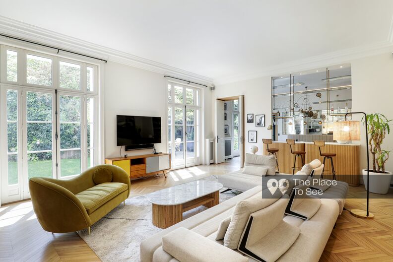 Stylish and elegant Parisian apartment with garden