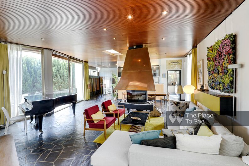 70's designer house with a swimming pool