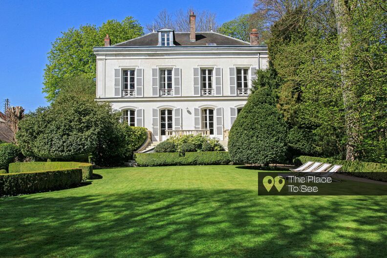 Elegant mansion with swimming pool and tennis court