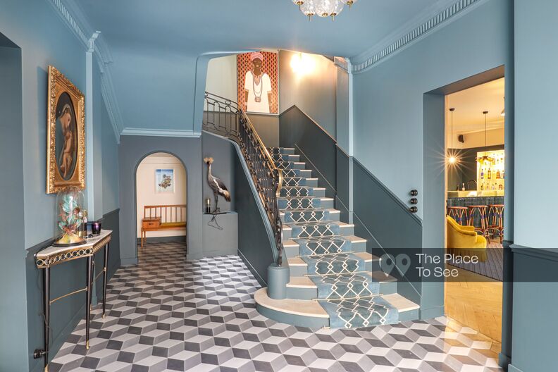 Elegant and refined hotel particulier with rooftop 