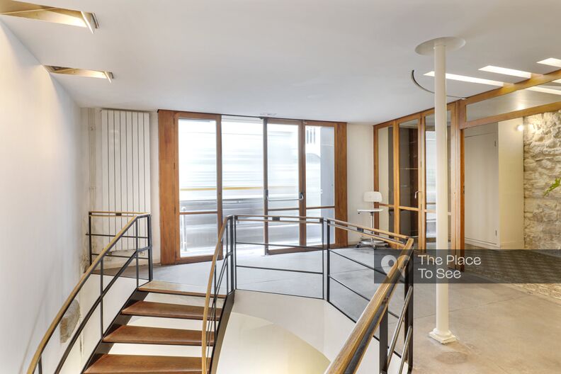 Store with basement in le Marais