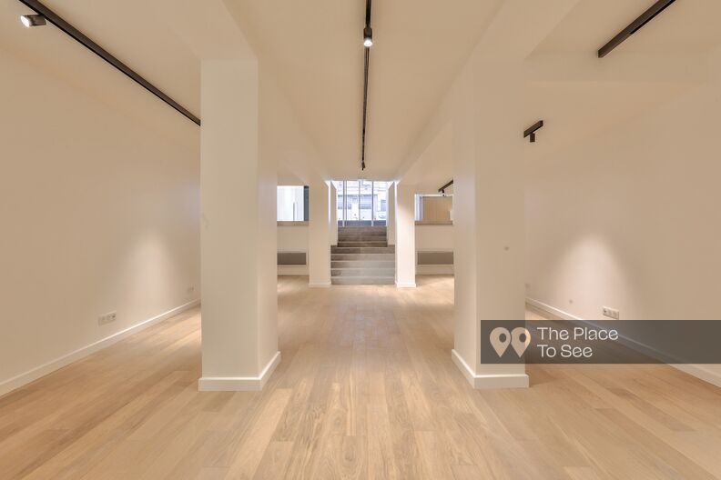 Empty Art Galery direct access to the street