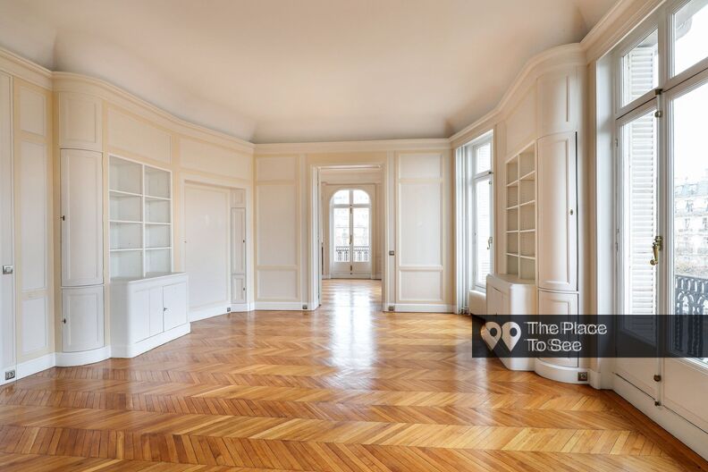 Haussmannian empty apartment with wood panelling