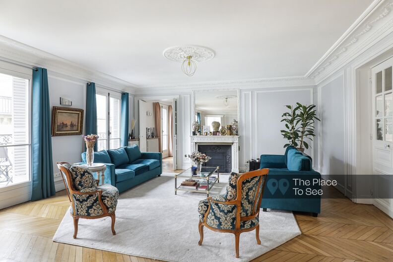 Classic apartment with long balcony 