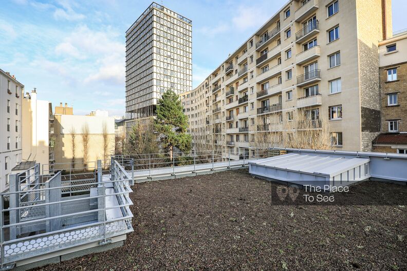 Espace de bureaux dans une structure métallique