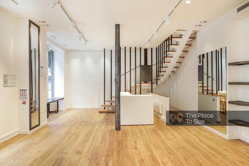showroom avec en RDC une boutique avec de grandes baies vitrées