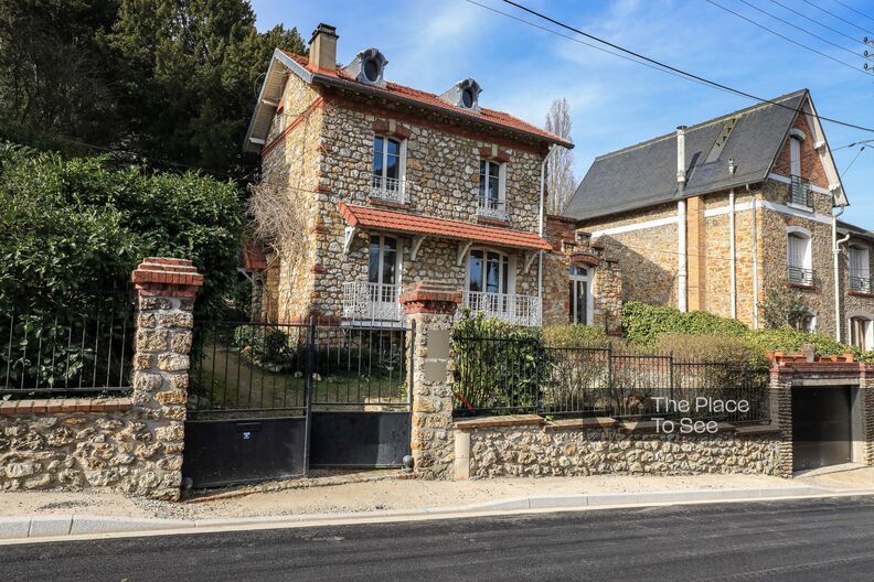 Family house with faded vintage decoration