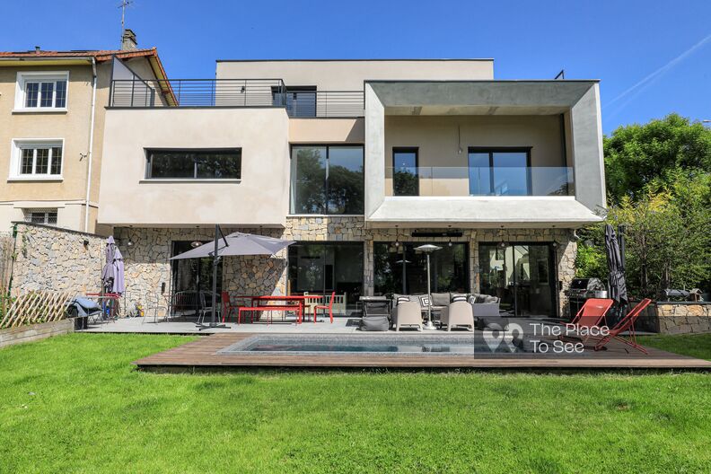 Maison d'architecte verre et béton avec piscine