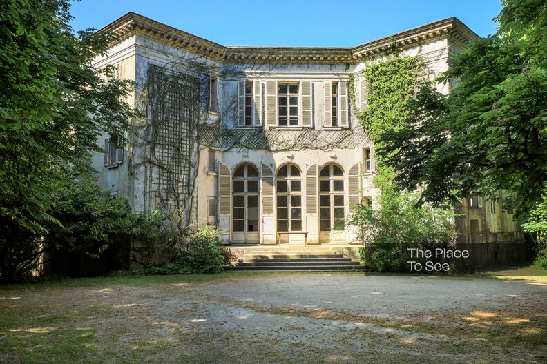 Château abandonné au milieu d'une forêt