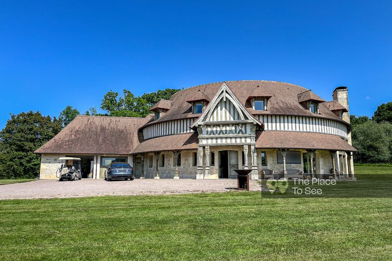 Circular house with central pool and 4 hectares golf course