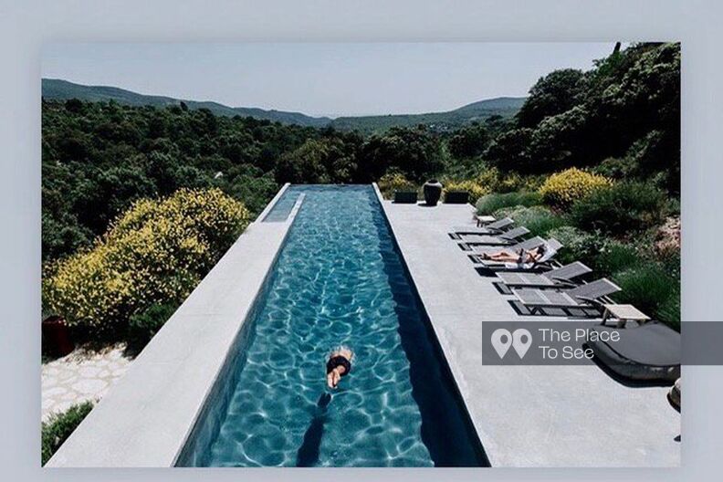 Maison d'architecte flottante en béton 
