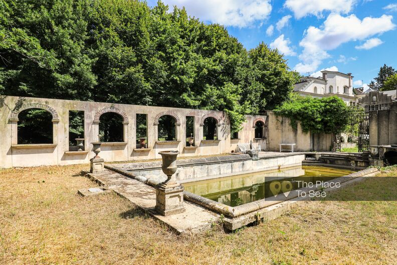 Maison d'artiste abandonnée et jardin de sculptures
