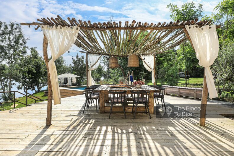 isolated country house in the heart of a park with a private lake