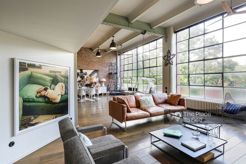 New-York style loft with huge bay window and brick wall