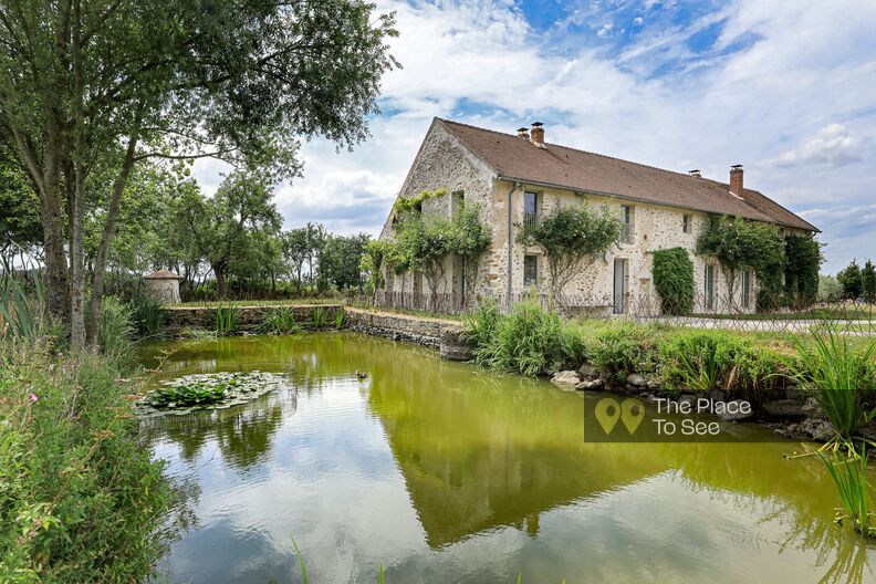 Renovated country house with contemporary features 