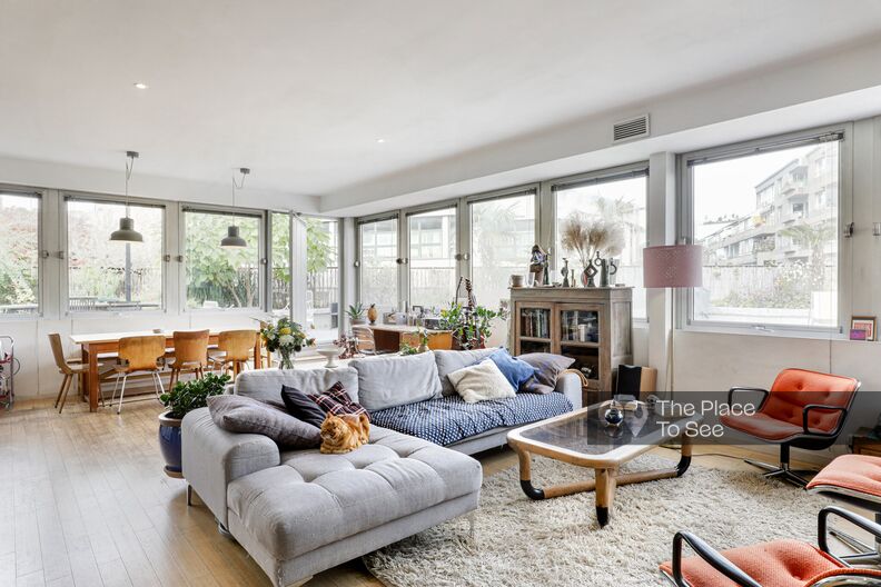 Loft années 90 en béton et terrasse tout autour
