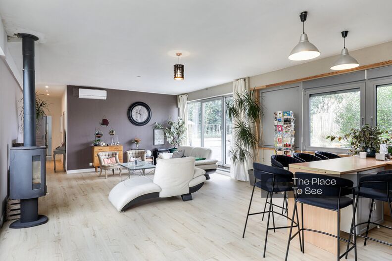 Appartement avec une cuisine ouverte et une terrasse