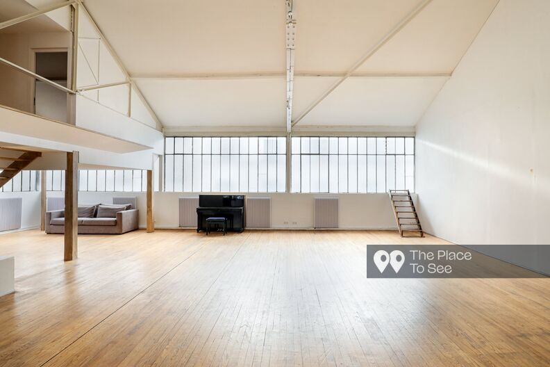 Loft with a lots of light and industrial bay windows