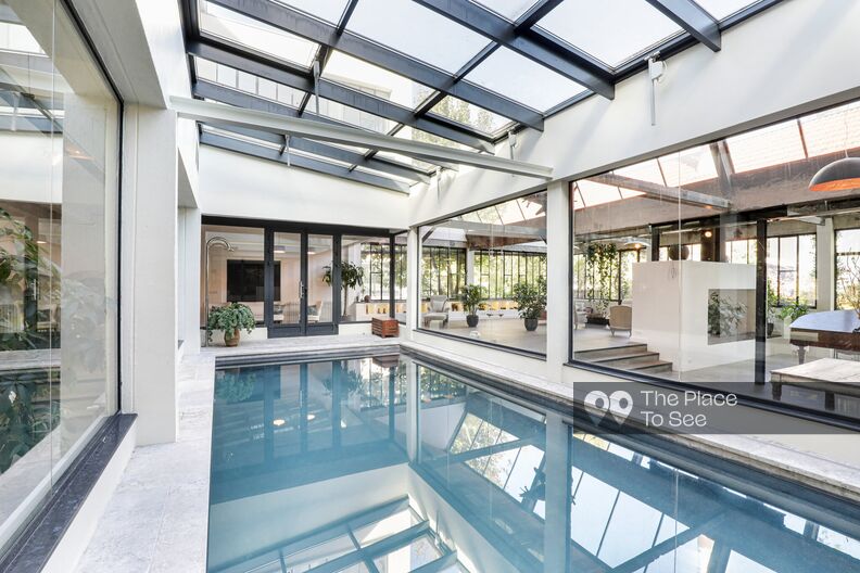 Immense loft épuré avec piscine intérieure