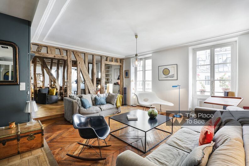 Appartement coloré et déco avec poutres en bois apparentes