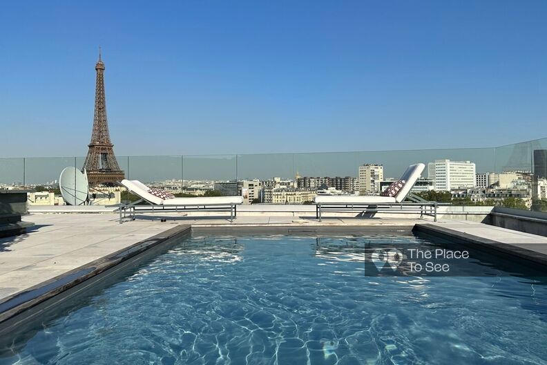 Rooftop avec piscine et vue tour Eiffel