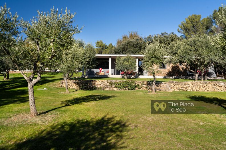 Single-storey architect house with pool and tennis court