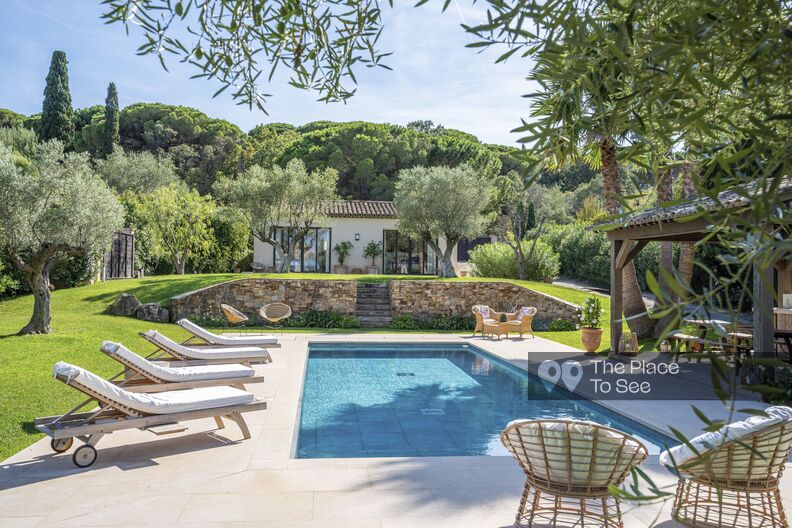 Modern Provencal villa with swimming pool and pool house