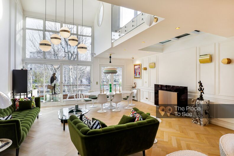 House on the banks of the Seine with a very large bay window