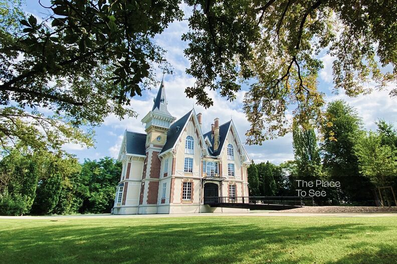 Castle with reception rooms, auditorium and sports center