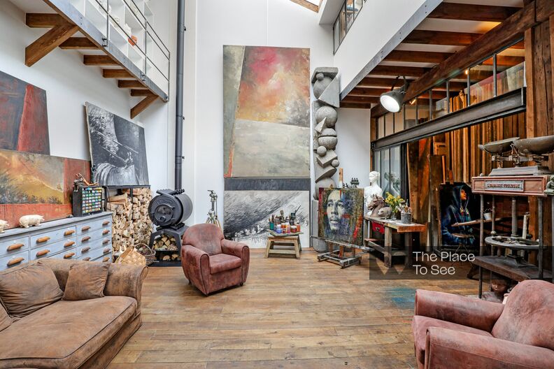 Artist's studio with a country feel just outside Paris