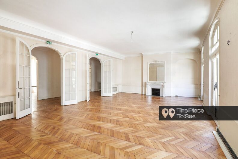 Large empty Haussmannian apartment on the 1st floor