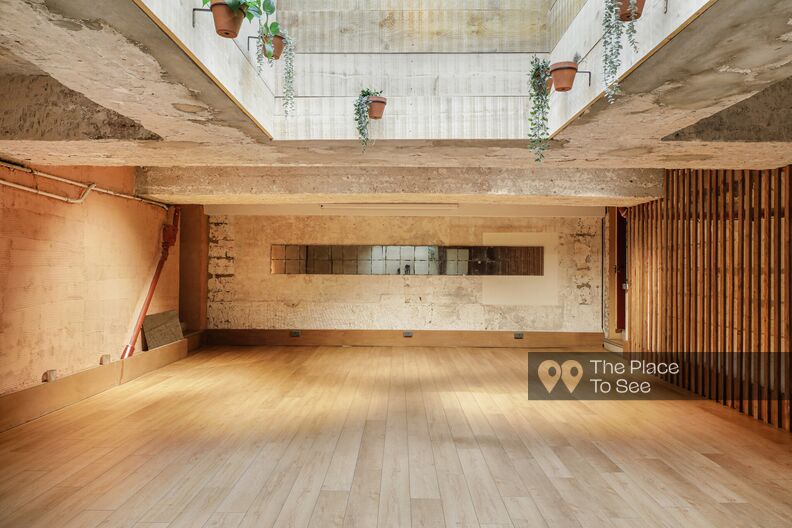 Decoration boutique, restaurant and Brutalist reception area