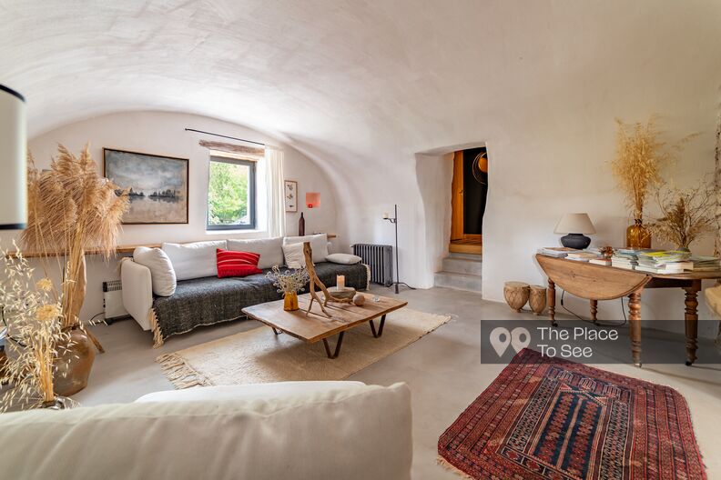 Provençal stone farmhouse with Mediterranean decoration