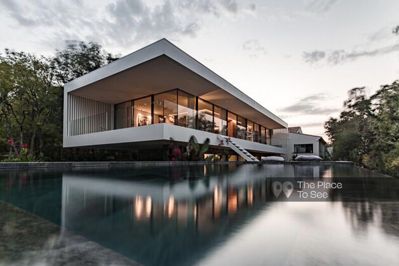Architect-designed villa with magnificent swimming pool and rooftop