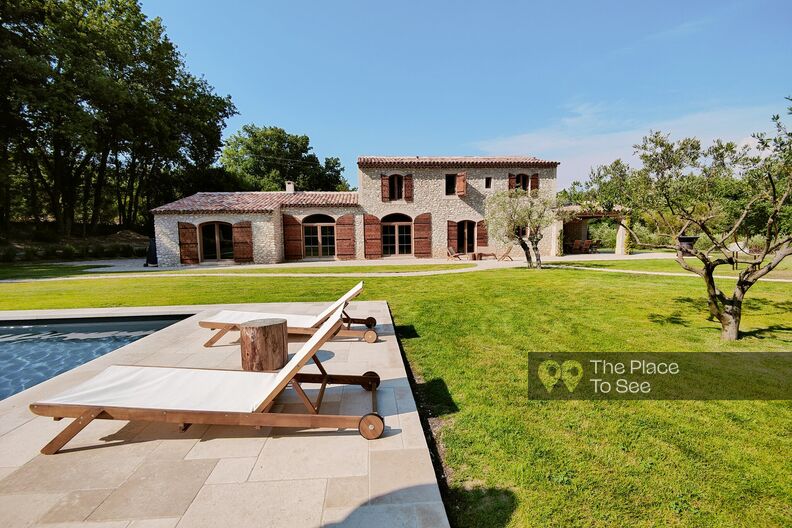 Provençal stone farmhouse with a Mediterranean spirit